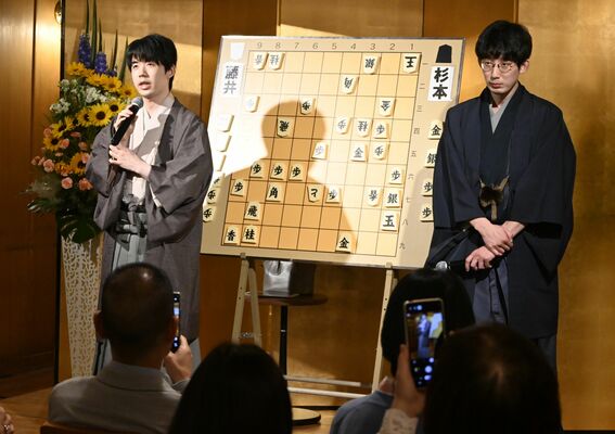 ファンを前に対局を振り返る藤井棋聖（左）と杉本六段＝３日午後、日光市上鉢石町