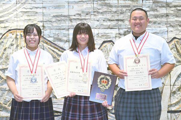 上位入賞の県勢３選手。左から管野、染谷、石川