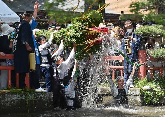 「水飲みの儀」で水しぶきを上げる大蛇＝５日午後０時25分、小山市間々田