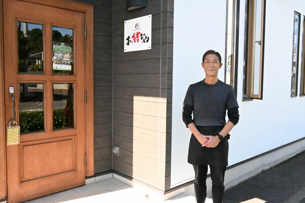 店舗の前に立つ瀬尾さん