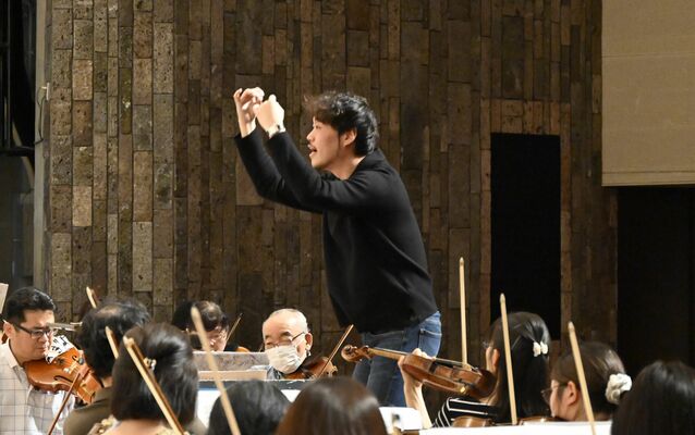リハーサルで指揮する金井さん