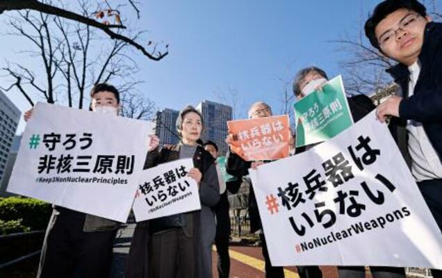 　外務省に要請書を提出し、取材に応じる「核兵器廃絶日本ＮＧＯ連絡会」のメンバーら＝２３日午前