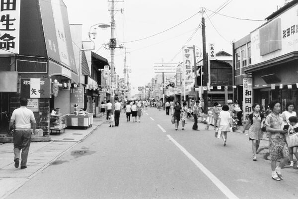 1971年に市中心部の荒町通りで行われた歩行者天国（市提供）