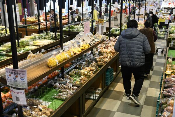 地元産野菜などが並ぶ小山物語館内
