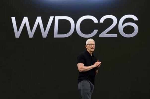 米アップルのイベントで話すティム・クックCEO=8日、米カリフォルニア州(ゲッティ=共同)