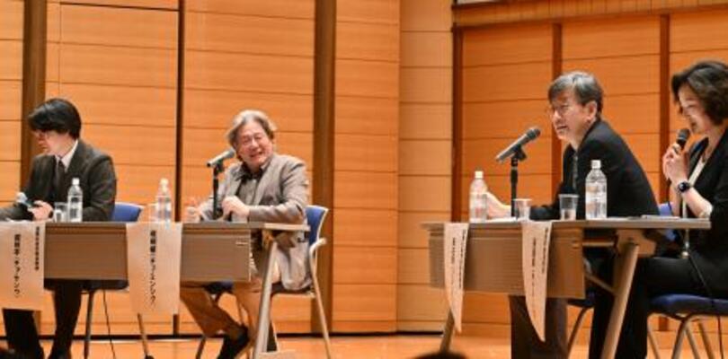 　立命館大の教員らと語り合うチェ・ミンシク（左から２人目）＝４月、京都市