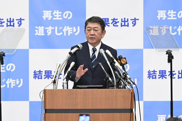 記者会見に臨む茂木氏＝１０日午後、衆院第２議員会館