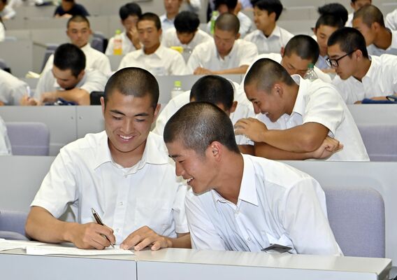 次々と決まる対戦カードを記入する各チームの選手たち＝県総合教育センター