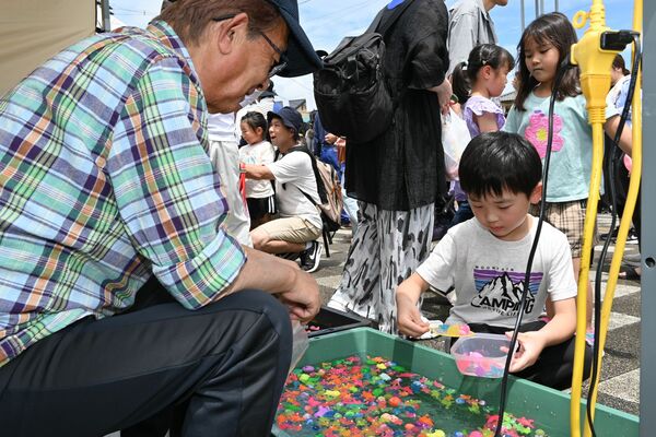 安塚駅前で縁日を楽しむ子どもたち
