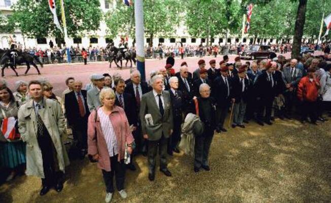 上皇ご夫妻(当時天皇、皇后両陛下)のパレードに背を向けて沿道に並ぶ元旧日本軍捕虜ら=1998年5月、ロンドン(共同)