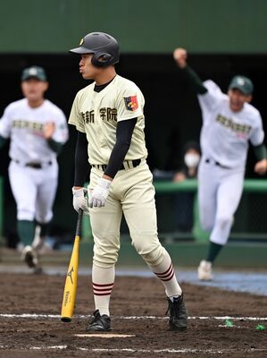９回、見逃し三振し、最終打者となった作新の広田＝埼玉県営大宮公園野球場