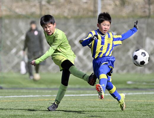 決勝トーナメント２回戦　後半15分、ＩＳＯ　ＳＣ（宇河）のＦＷ金田（左）が自身４点目のシュートを決める＝ＳＡＫＵＲＡグリーンフィールドＢ、磯真奈美撮影