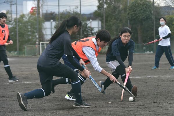 練習で競り合う鹿沼東の選手たち。全員が中学まで競技未経験者だった＝同校