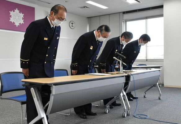 消防車の火災を受け、記者会見で謝罪する那須地区消防本部の渡辺消防長（左から２人目）ら＝２６日午前１０時、大田原市中田原