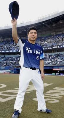 5安打完封で今季初勝利を挙げ、ファンの声援に応える西武・平良=ZOZOマリン