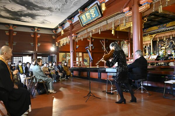 中禅寺立木観音の五大堂で開かれた立木観音音楽祭