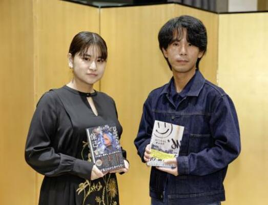 三島由紀夫賞に決まった豊永浩平さん(右)と山本周五郎賞に決まった蝉谷めぐ実さん=14日午後、東京都内