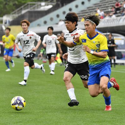 後半21分、金沢のＭＦ西谷優（右から２人目）を抜き、左サイドを突破する栃木ＳＣのＦＷ棚橋＝県グリーンスタジアム、鈴木航撮影