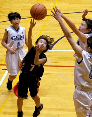 女子　石橋ジェムストーンズ－雀宮決勝　第３クオーター、雀宮・穴井がシュート