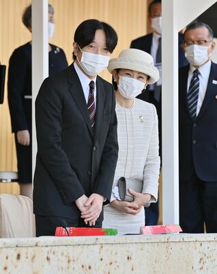 「いちご一会とちぎ大会」開会式の式典演技などを楽しまれ、退席する秋篠宮ご夫妻＝２９日午前１１時２０分、カンセキスタジアムとちぎ、代表撮影