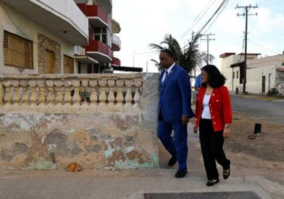 　キューバの首都ハバナを訪れた米民主党のジャヤパル議員（右）とジャクソン議員＝４日（ロイター＝共同）