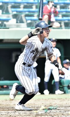 延長十回タイブレーク、矢板中央の藤田稜が右前に２点適時打を放つ＝県営