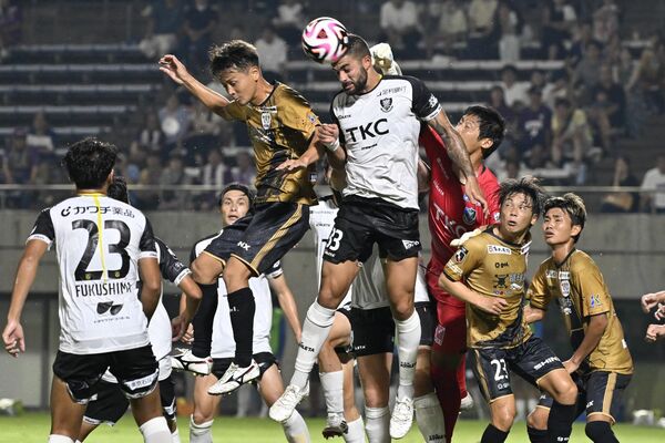 前半、藤枝のＣＫをはね返す栃木ＳＣのＤＦラファエル（中央）＝藤枝総合運動公園サッカー場