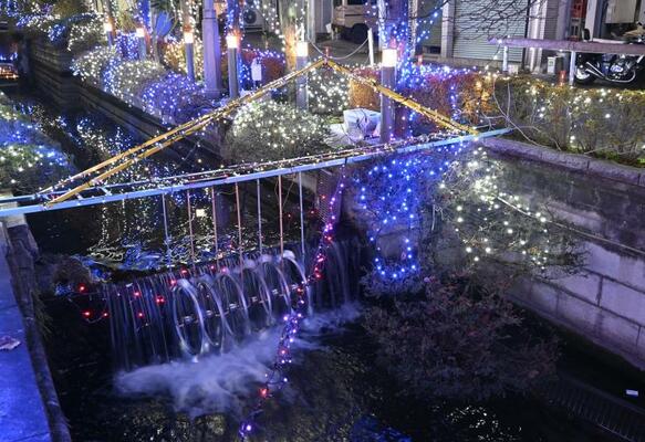 三角形のフレームが目を引くイルミネーション