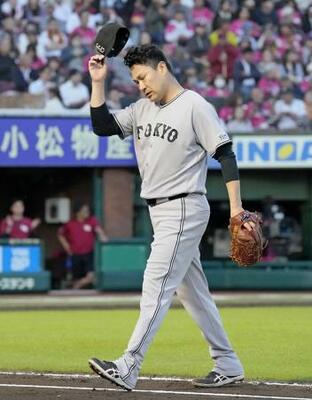 追加点を許し2回を投げ終えた巨人・田中将。このイニングで降板した=楽天モバイルパーク