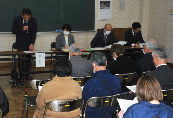保護者らを対象に始まった学校再編計画骨子案の説明会