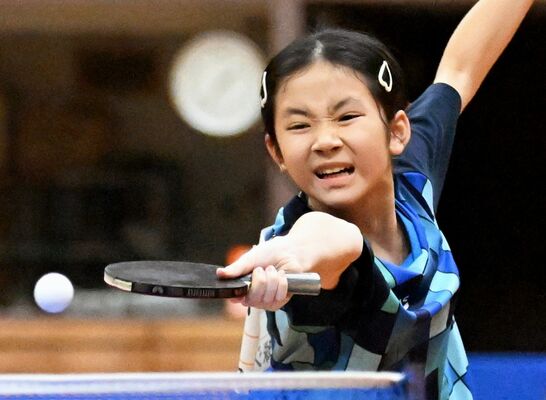 女子ホープス決勝リーグ　松本（真岡）－新名（清友クラブ）戦　第３ゲーム、松本がバックで強打＝真岡市総合体育館