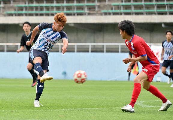 延長前半11分、勝ち越しのシュートを決める栃木シティＦＣのＦＷ大嶌＝県グリーンスタジアム