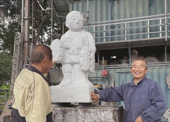 浅賀さん（右）の工房で完成した二宮金次郎の石像