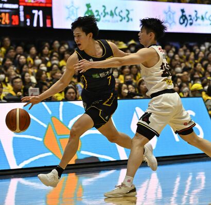 第3クオーター9分、ブレックスの小川がドリブルで相手を抜き去り、ファウルを受けてフリースローを獲得する=ブレックスアリーナ宇都宮