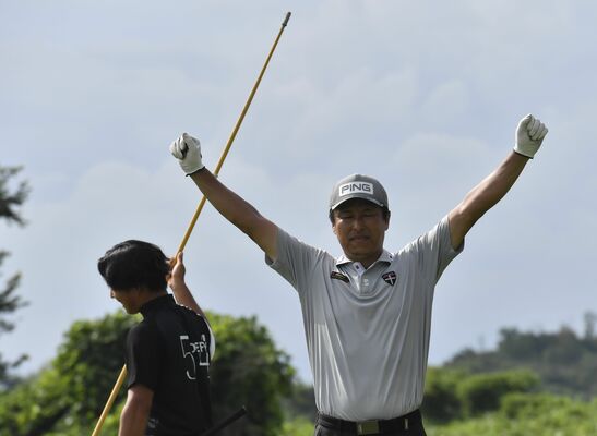４人によるプレーオフを制し、初優勝を飾った遠藤＝県民ゴルフ場