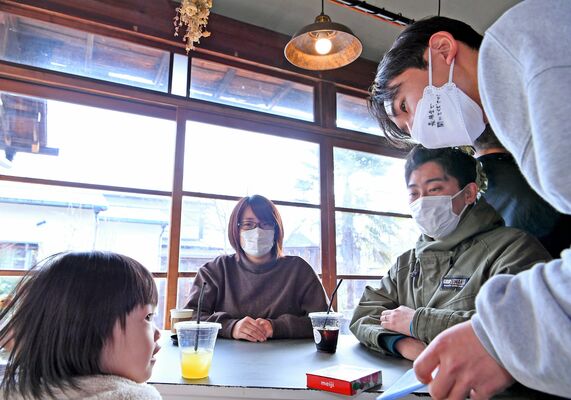 「注文に時間がかかるカフェ」で接客する阿部さん。オープン直後から多くの来客でにぎわった＝22日午後、宇都宮市中戸祭１丁目