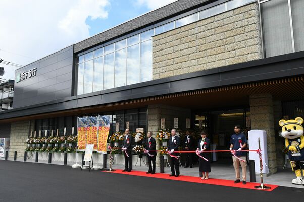 グランドオープンした栃木銀行宇都宮東支店＝７日午後、宇都宮市内