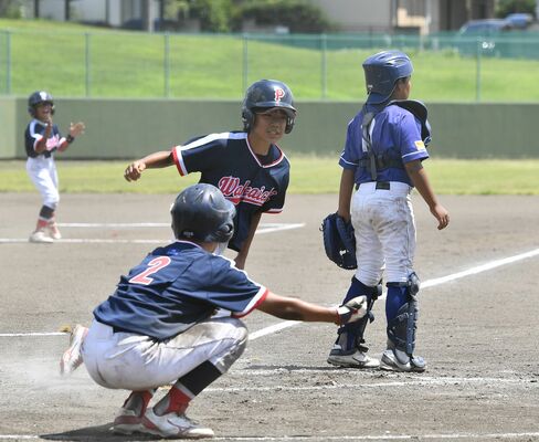 ３回、若一パワーズの真中の中前適時打で、二走の牧嶋（中央）が逆転の生還＝県営Ａ、井上孝男撮影