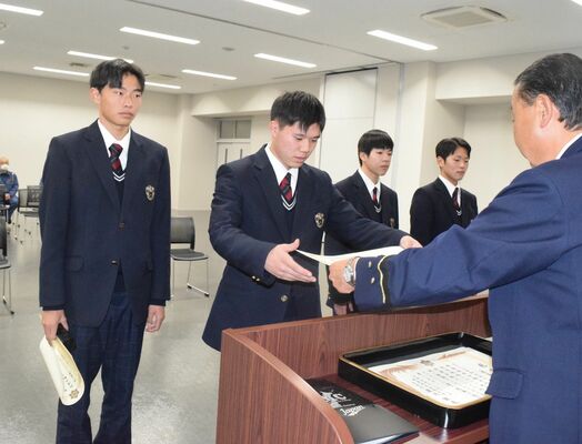 佐藤署長から感謝状を受け取る（左から）渡辺さん、小松さん、真島さん、山口さん
