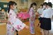 佐野松桜高生の指導で浴衣の着付けを体験する赤見中の生徒たち