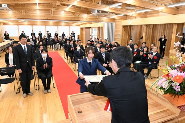 大野校長（手前）から卒業証書を受け取る卒業生＝14日午前10時、宇都宮市下小池町