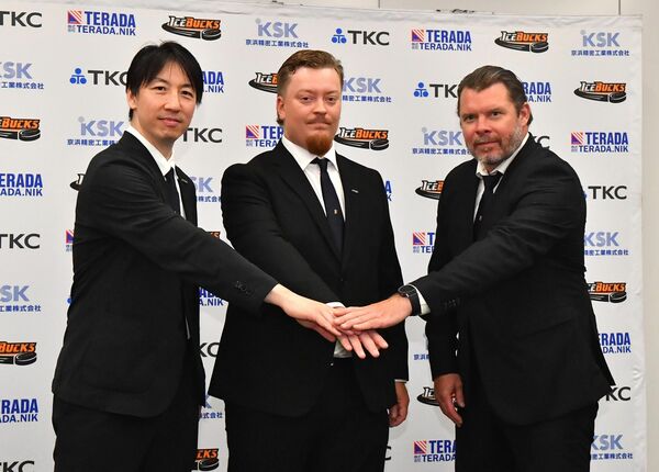 会見に臨んだヤロネン新監督（中央）、衣笠ＧＭ（左）、スムルターアシスタントコーチ＝県庁