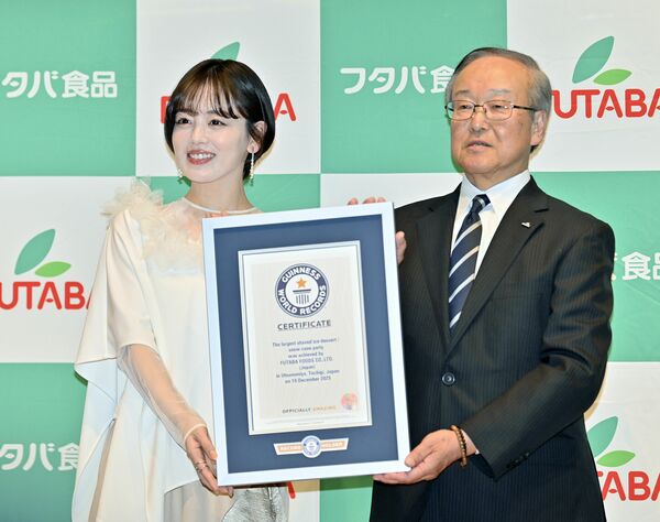 認定書を手にする斎藤社長とテレビＣＭに起用されている伊原六花さん（左）