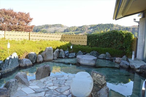 那珂川対岸の景色も楽しめるまほろばの湯の男湯露天風呂