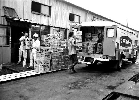 　工場から商品をトラックに積み込む従業員＝１９６０年代、東京都小平市