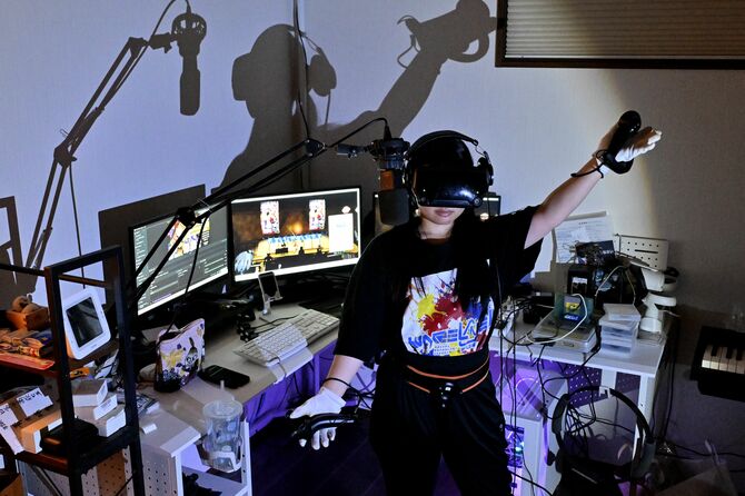 仮想現実でのライブに向け準備をする青木さん＝11月26日午後10時30分、埼玉県内、近藤文則撮影