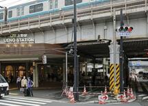 タクシーが乗り上げ４人けが
