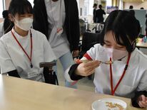 作業療法士の仕事知る　大田原・国際医療福祉大で体験会　中高生、不自由さ…