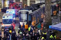 ミラノで路面電車脱線、２人死亡