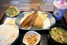【グルメ探訪】身やわらか、骨にうまみ　定食「アジフライ」　いずみや（栃…